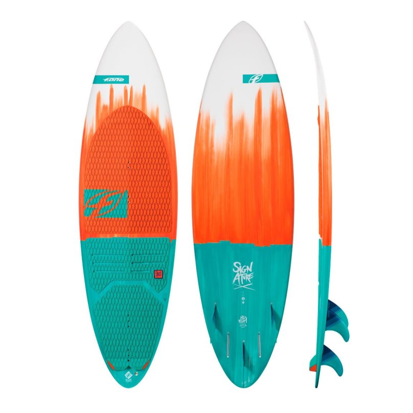 Ребенок с доской для серфинга