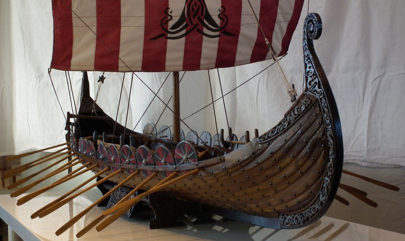 Модель корабля викингов Осеберг