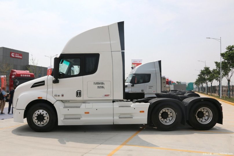 Капотный тягач Shaanxi