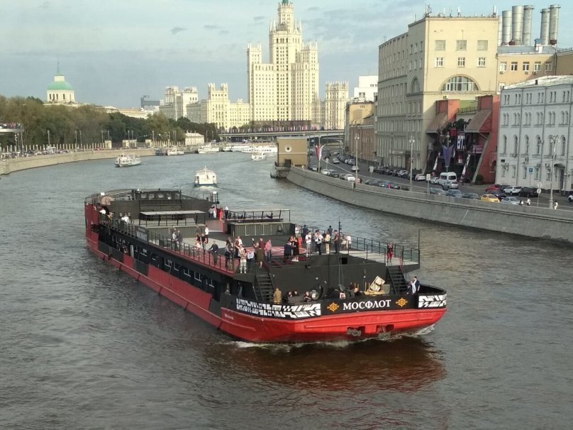 Корабль Москва река