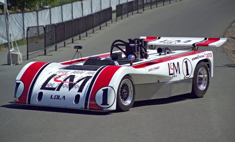 Машина Лола гоночная