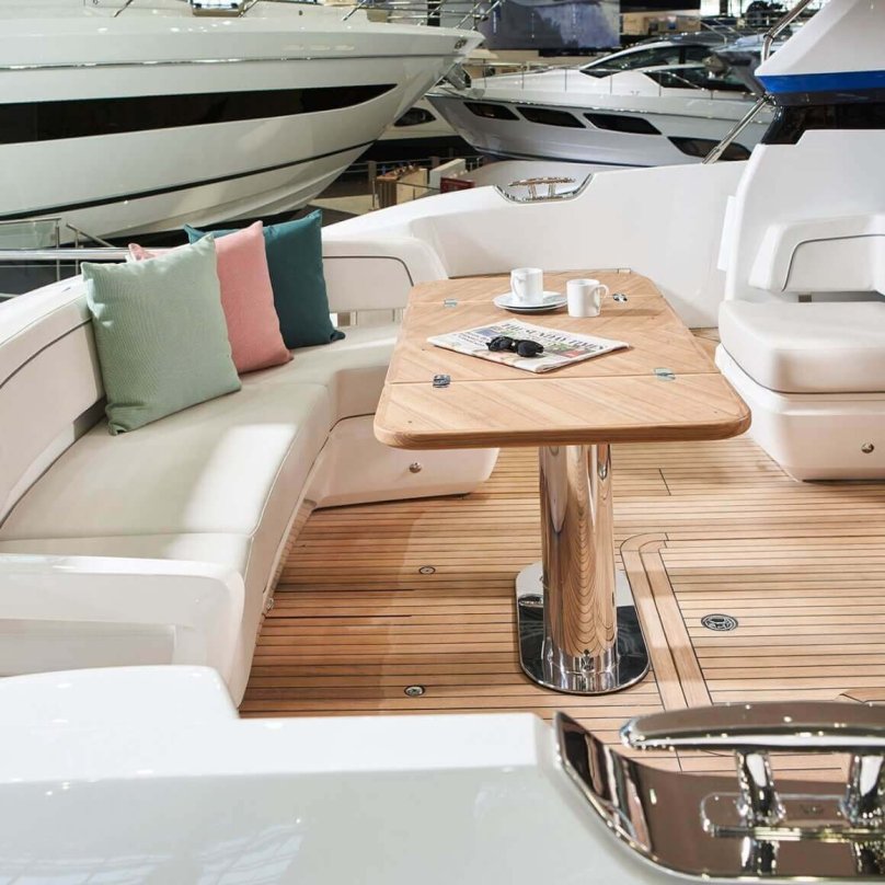 Яхта Princess внутри